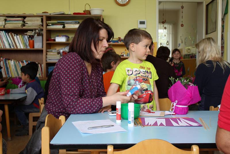 Děti z mateřské školy v Lužci nad Vltavou si pro své maminky připravily už na úterní odpoledne besídku.