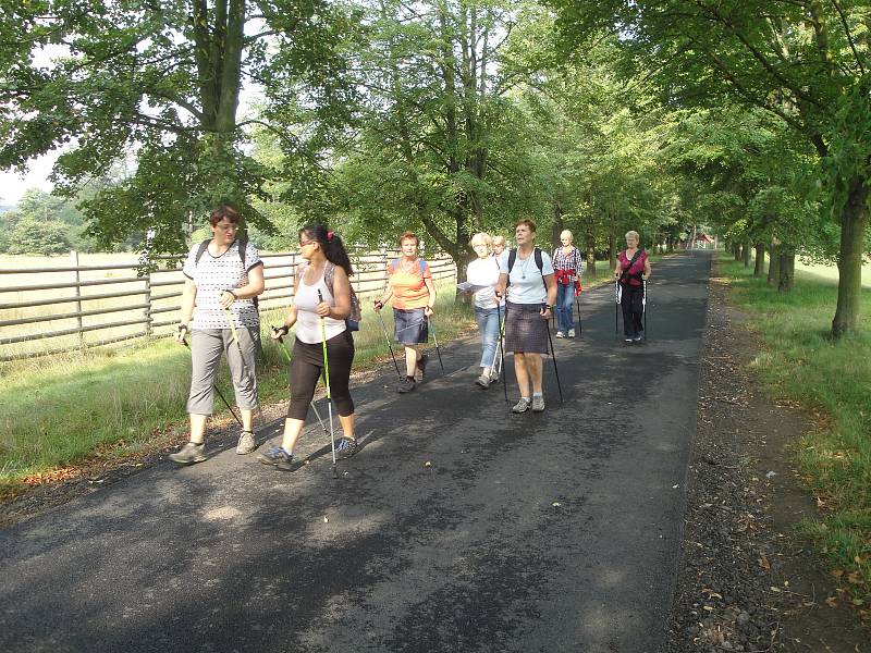 Dámy z klubu Nordic walking ve Všetatech vyrazily na poslední letní vycházku do veltruského zámeckého parku.