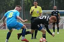 Fotbalisté FK Neratovice/Byškovice (v modrém) porazili v předposledním kole divize B sousedy ze Sokola Libiš 5:1.