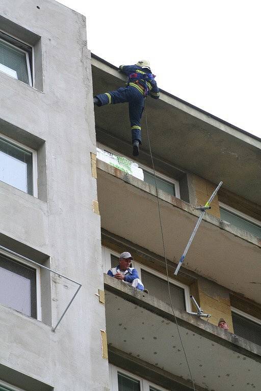 Vítr shodil lešení z mělnického paneláku