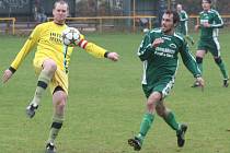 Start Mlékojedy (ve žlutém) - Sokol Obříství (0:1); 13. kolo III. třídy; 16. listopadu 2014