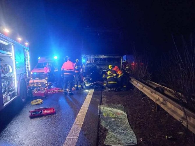 Nehoda na dálnici D8 ve směru na Prahu.