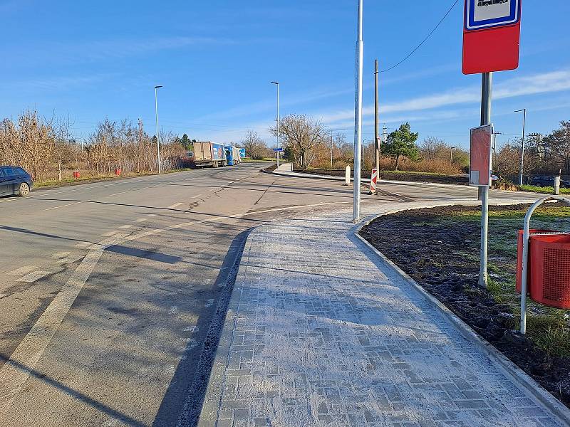 Opravená silnice v Nové Vsi na Mělnicku.