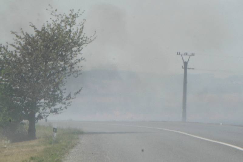 Hořící pole za Cítovem směrem na Roudnici.