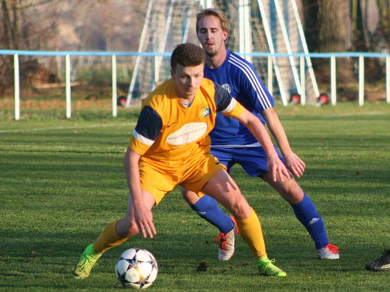 I. A třída, 15. kolo: Sokol Záryby (v modrém) - Jawa Divišov (3:7).