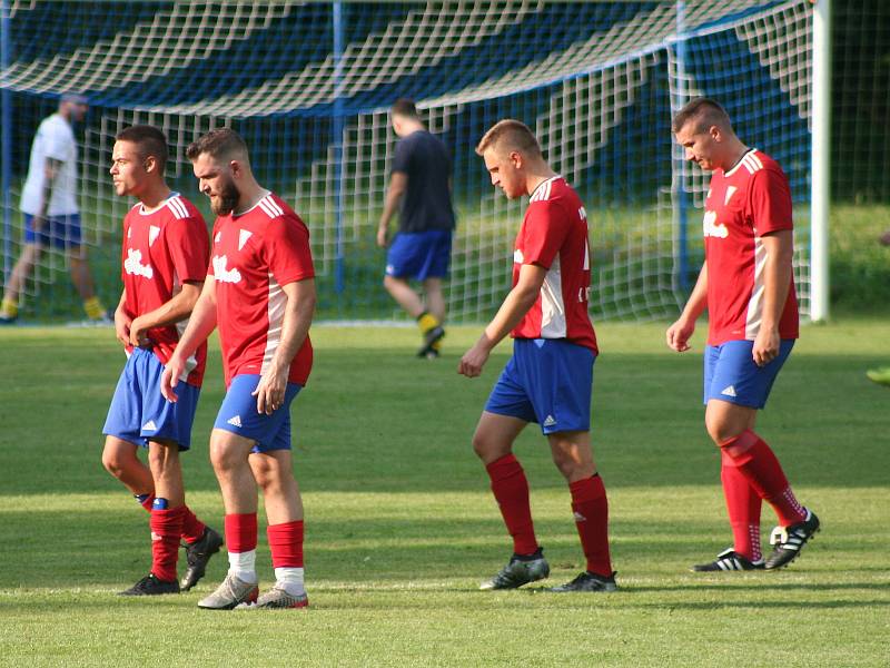 Fotbalisté Obříství (ve žlutém) v domácím utkání 2. kola okresního přeboru porazili Vysokou 4:2.