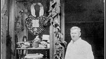 Snímek z počátku 20. století, kdy byl zvěčněn masný krámek Jana Horáčka se vstupem z ulice 5. května.