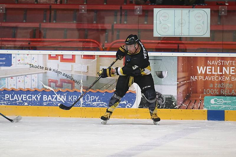 Hokejisté Rakovníka (v černém) vyhráli v dalším kole Krajské ligy na ledě Kralup nad Vltavou 4:3.