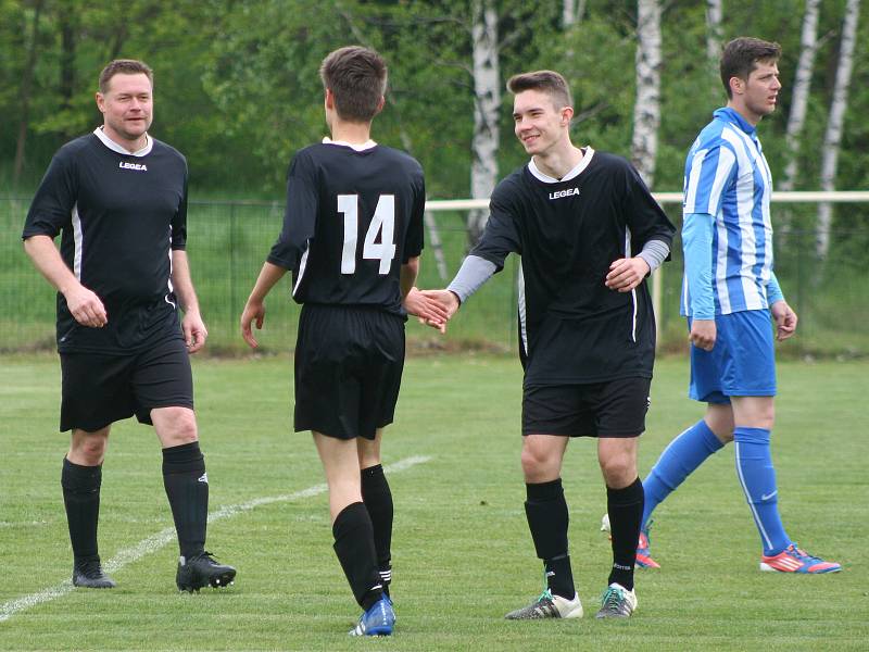 Fotbalisté FC Mělník (v černém) porazili v duelu prvního s druhým béčko Dobrovice 3:0 a vládnou skupině s desetibodovým náskokem.