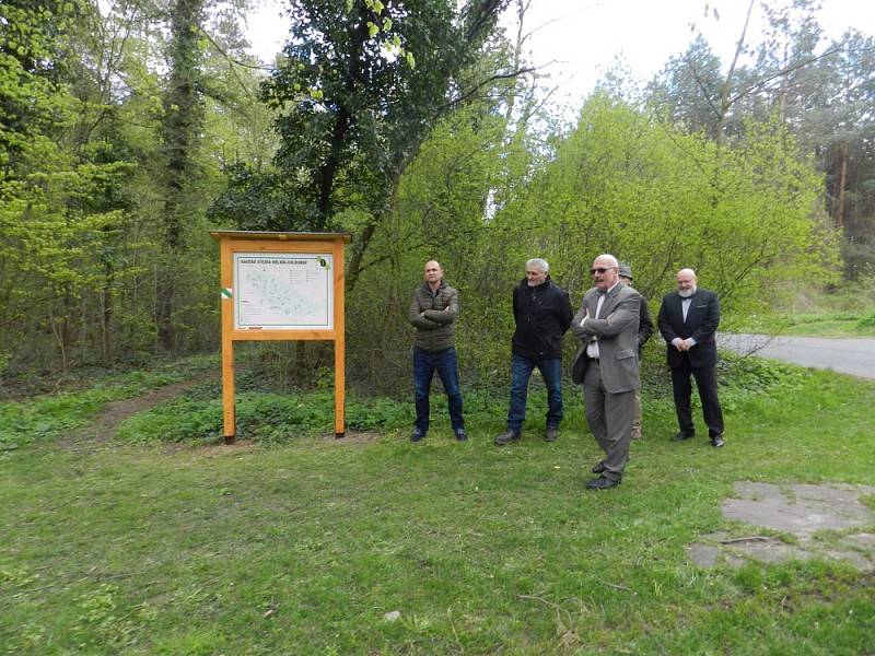 V chloumeckém lesíku byla otevřena naučná stezka.