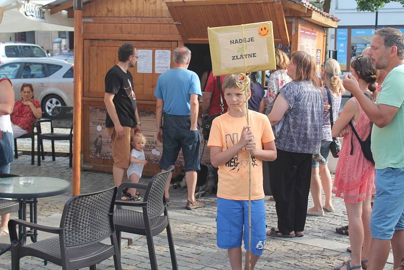 Téměř 400 lidí se na náměstí Míru v Mělníku zúčastnilo pokračujících demonstrací proti vládě Andreje Babiše.