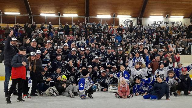 Hokejisté Kralup slaví prvenství v krajské hokejové lize.