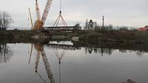 Vysokotonážní jeřáb o nosnosti 550 tun odstranil starý ocelový most.