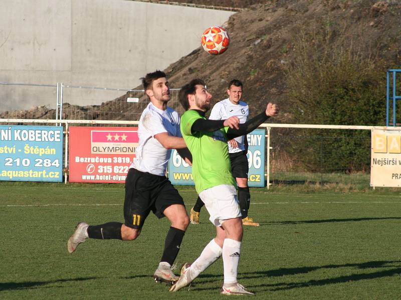 Fotbalisté FC Mělník (bílé dresy) prohráli domácí zápas s Mnichovým Hradištěm 1:3.