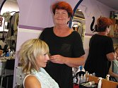 Mělnická kadeřnice Jana Malířová radí ženám, aby si nechaly vlasy přirozeně zvlněné.