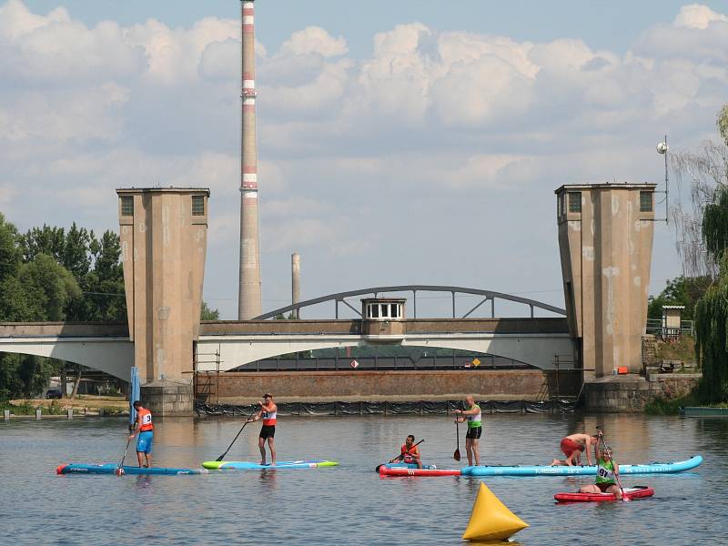 Závody paddleboardech v Neratovicích