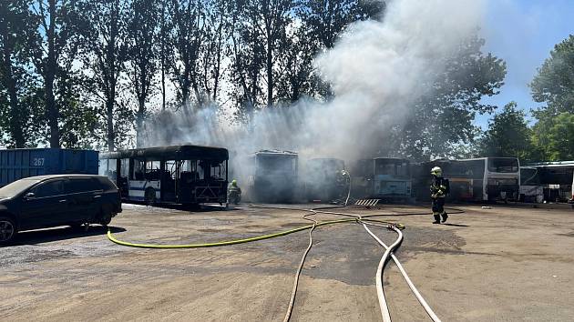 Požár vraků autobusů v areálu kovošrotu v Tišicích.