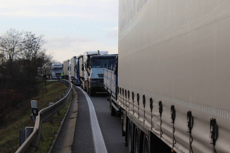 U Nové Vsi havaroval autobus s dětmi a nákladní auto.