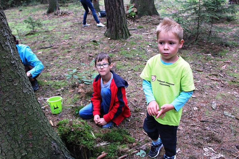 Dopolední workshop pro děti a rodiče v Rodinném centru Chloumek zavedl všechny účastníky do blízkého lesa za Lesními skřítky.