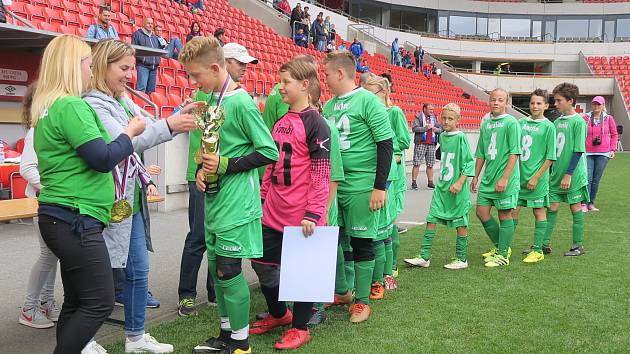 KDO PŘEVEZME ŠTAFETU? Z prvenství v pátém ročníku Kába cupu se v pražském Edenu radovalo družstvo Luštěnic, které tentokrát ve finále chybí.