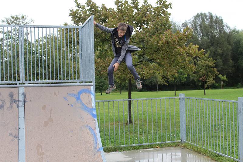 Mělničtí školáci užívají poslední volné dny z letních prázdnin ve skateparku Na Podolí.