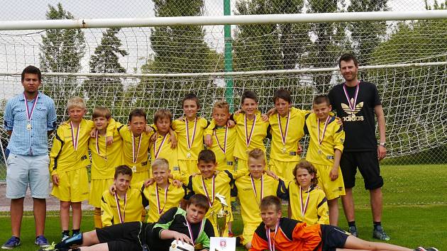 Výběr OFS Mělník U11 si v krajském finále na Strahově vybojoval pohár pro vítěze. 