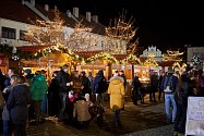 Na náměstí Míru budou od 19. do 22. prosince probíhat Mělnické vánoční trhy. Prodejci zde nabídnou řemeslné výrobky, tradiční i zcela originální vánoční dárky, ale také horké víno a celou řadu dalších pochoutek.