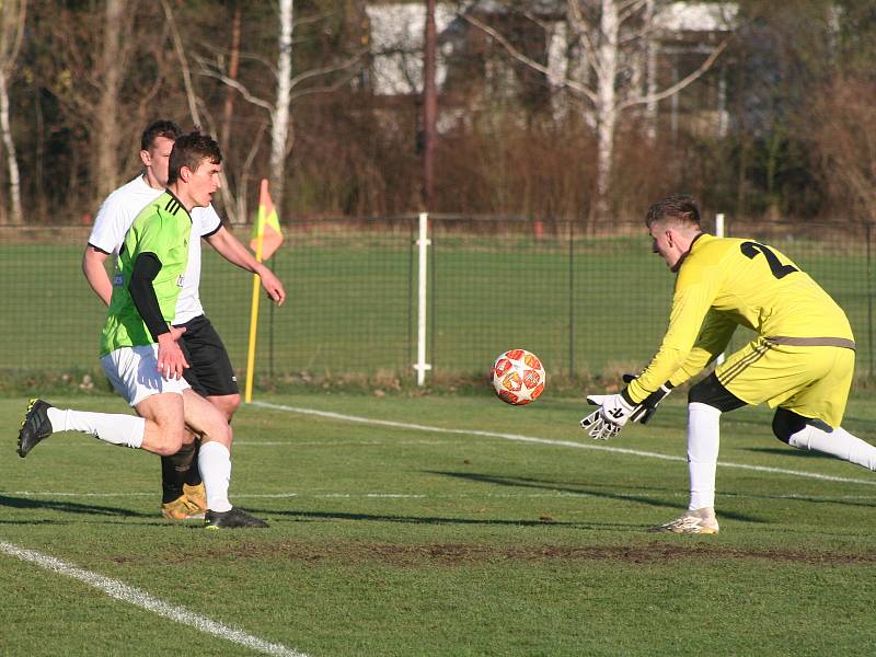 Fotbalisté FC Mělník (bílé dresy) prohráli domácí zápas s Mnichovým Hradištěm 1:3.