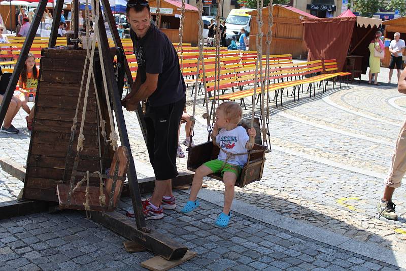 Svatoantonínský jarmark na mělnickém náměstí Míru přilákal v sobotu nejen místní, ale dokonce i turisty ze zahraničí.