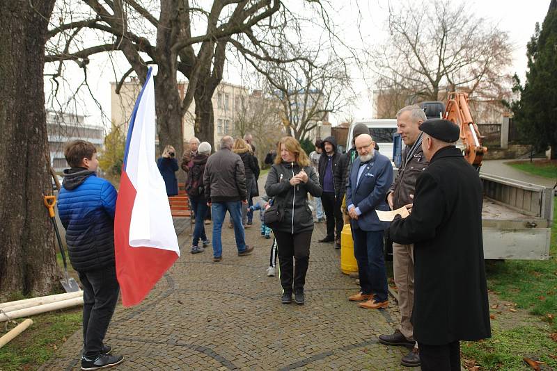 V Jungmannových sadech v Mělníku byl během sváteční neděle zasazen památný strom svobody, který městu věnoval Mělnický osvětový a okrašlovací spolek k třicátému výročí sametové revoluce.