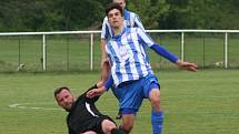 Fotbalisté FC Mělník (v černém) porazili v duelu prvního s druhým béčko Dobrovice 3:0 a vládnou skupině s desetibodovým náskokem.