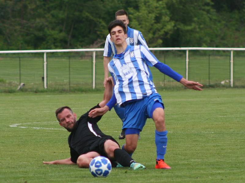 Fotbalisté FC Mělník (v černém) porazili v duelu prvního s druhým béčko Dobrovice 3:0 a vládnou skupině s desetibodovým náskokem.