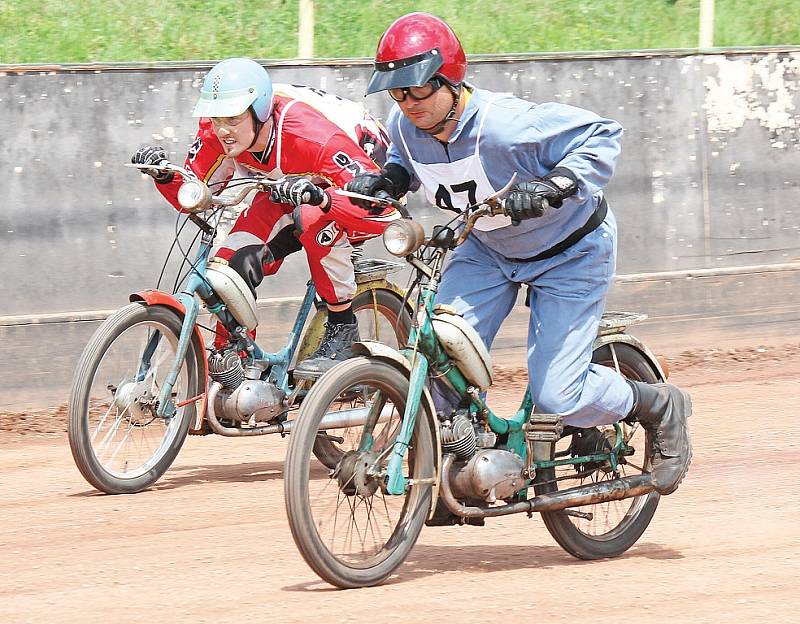 IX. Mistrovství světa mopedů Stadion na ploché dráze ve Mšeně.