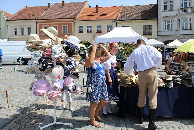 Svatoantonínský jarmark na mělnickém náměstí Míru přilákal v sobotu nejen místní, ale dokonce i turisty ze zahraničí.