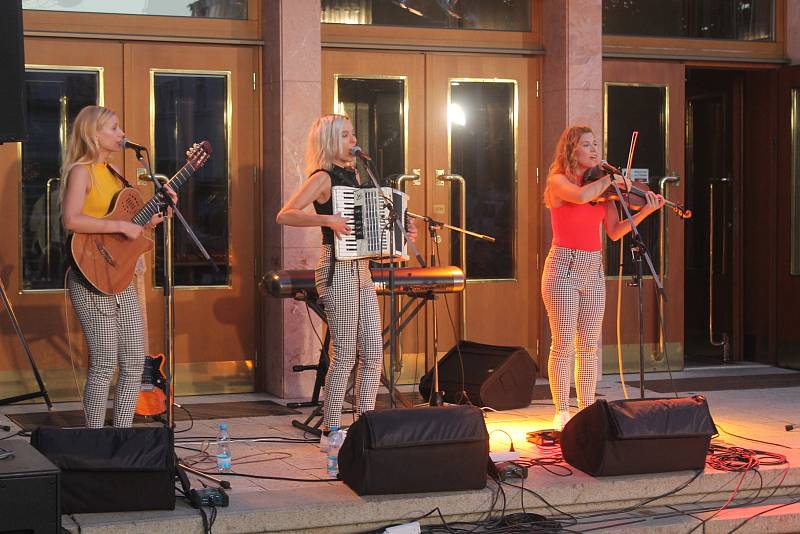 Koncert sesterského tria The Priester Sisters nabídl posluchačům kromě swingu také balkánské či slovenské lidové písně.