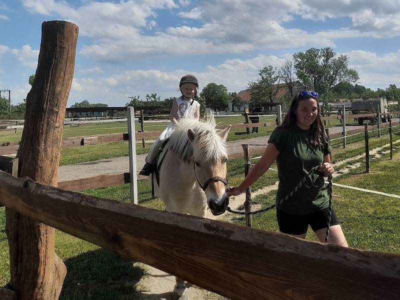 Zoopark Zelčín: jízdy na koních jsou dětmi velmi oblíbené.