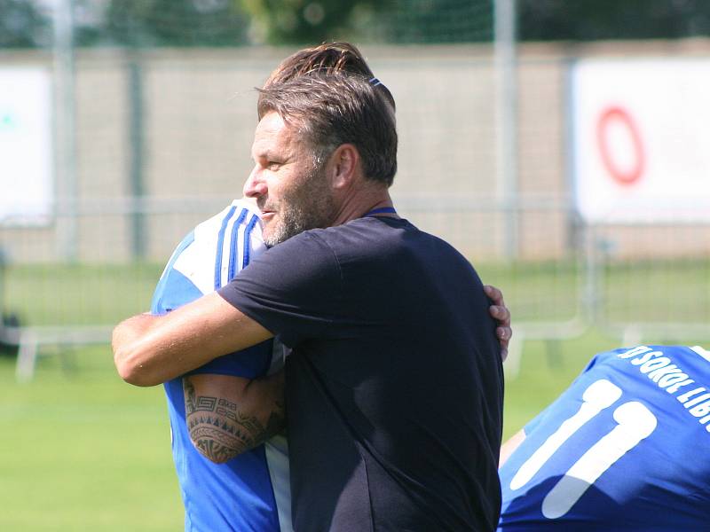 Fotbalisté Sokola Libiš (v modrém) porazili v domácím utkání 6. kola divize C Benátky nad Jizerou 2:1.