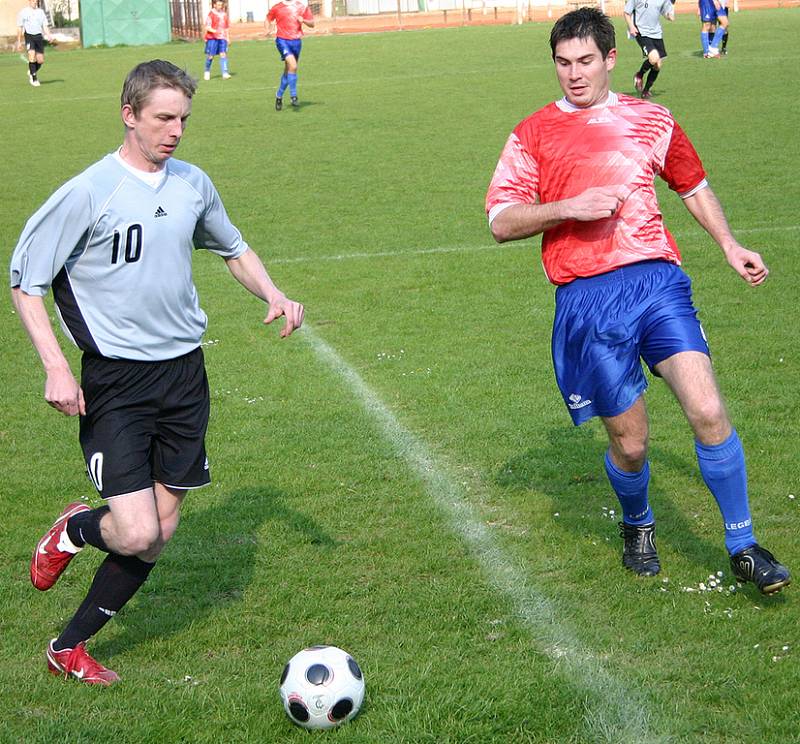 Hráč Dynama Jaroslav Jindřich (vpravo) se snaží zabrzdit zdického Jiřího Kmenta (číslo 10). 