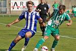 Fotbalisté Libiše (v modrobílém) podlehli na domácím hřišti Hostouni vysoko 0:4.