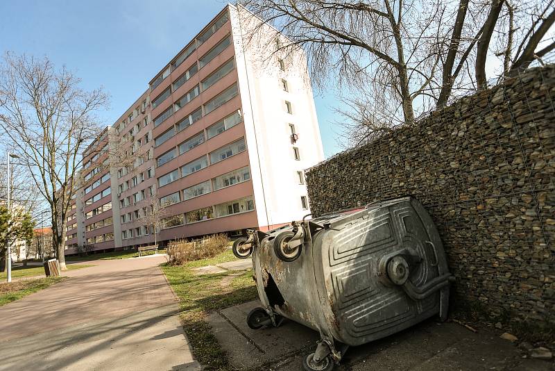 Nepořádek u popelnic v Neratovicích na Mělnicku.