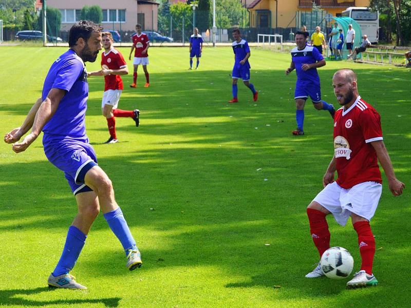 NEJLEPŠÍ střelec soutěže Marek Koštíř vyplazuje jazyk na vojkovického Karla Pražáka.