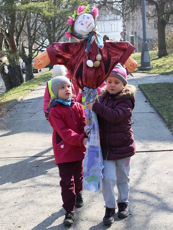 Předkoškoláci z mělnické MŠ Motýlek vynášeli Moranu a vítali jaro.