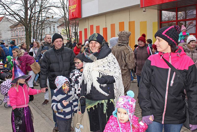 Vrcholnou součástí každoročních kralupských masopustů je tradičně průvod od Sokoliště přes most až do sídliště Lobeček.