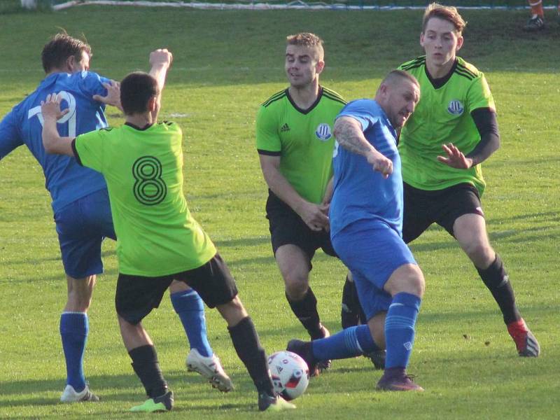 I. A třída, 12. kolo: Dynamo Nelahozeves (v zeleném) porazilo Doksy 3:0.