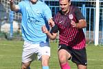 Fotbalisté FK Kralupy 1901 (v modrém) porazili v pátém kole I. B třídy Byšice 2:1.