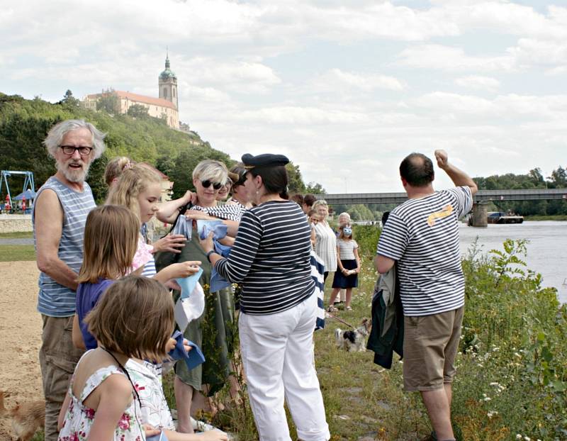 Náplavka před vinařstvím Bettiny Lobkowitz se v pátek zaplnila desítkami lidí převážně v námořnickém oblečení, kteří čekali na připlouvající loď Tajemství.