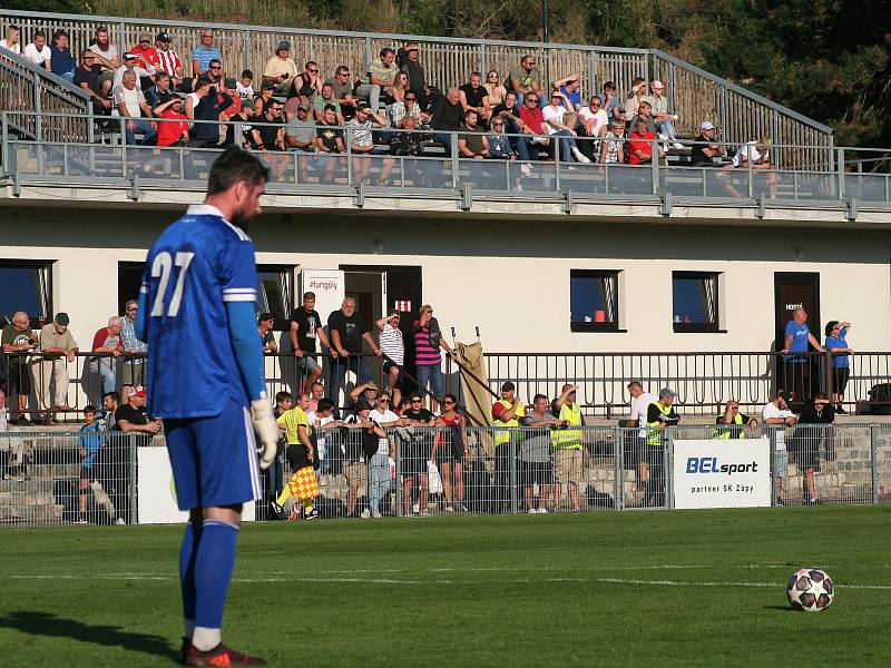 Fotbalisté třetiligových Záp (červenobílé dresy) vyřadili ve druhém kole Mol cupu Viktorii Žižkov, soupeře hrajícího o jednu soutěž výš porazili v penaltovém rozstřelu.