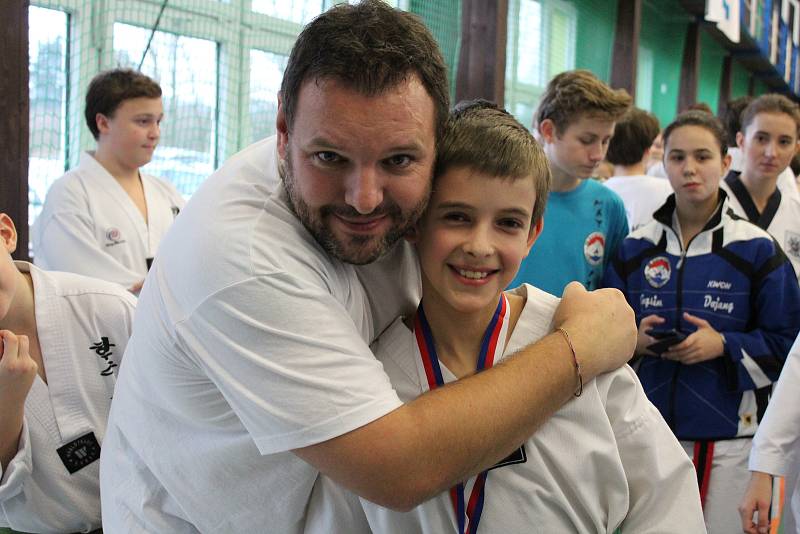 Na domácí turnaj mělnických taekwondistů dorazily téměř dvě stovky závodníků z celého Česka. Mělnický tým nakonec skončil na skvělém čtvrtém místě. V turnaji skills, ve kterém reprezentovali vždy tři bojovníci z každého týmu, skončilo mělnické Hansoo na z