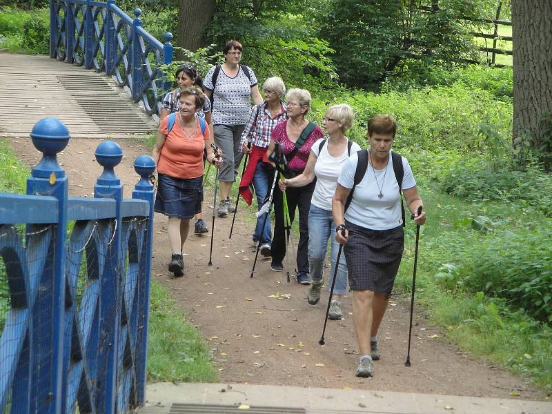 Dámy z klubu Nordic walking ve Všetatech vyrazily na poslední letní vycházku do veltruského zámeckého parku.