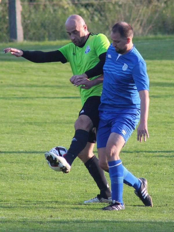 I. A třída, 12. kolo: Dynamo Nelahozeves (v zeleném) porazilo Doksy 3:0.